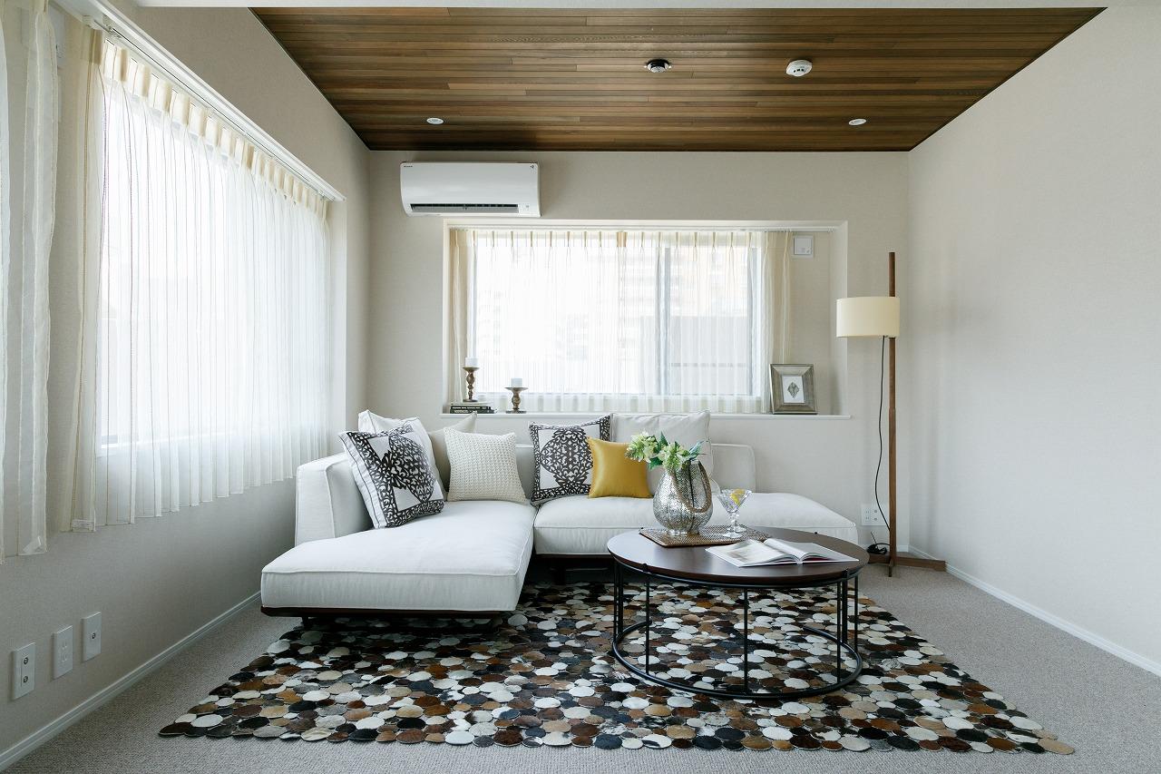 「シンプルで洗練された自然光が似合う」のリビングダイニング