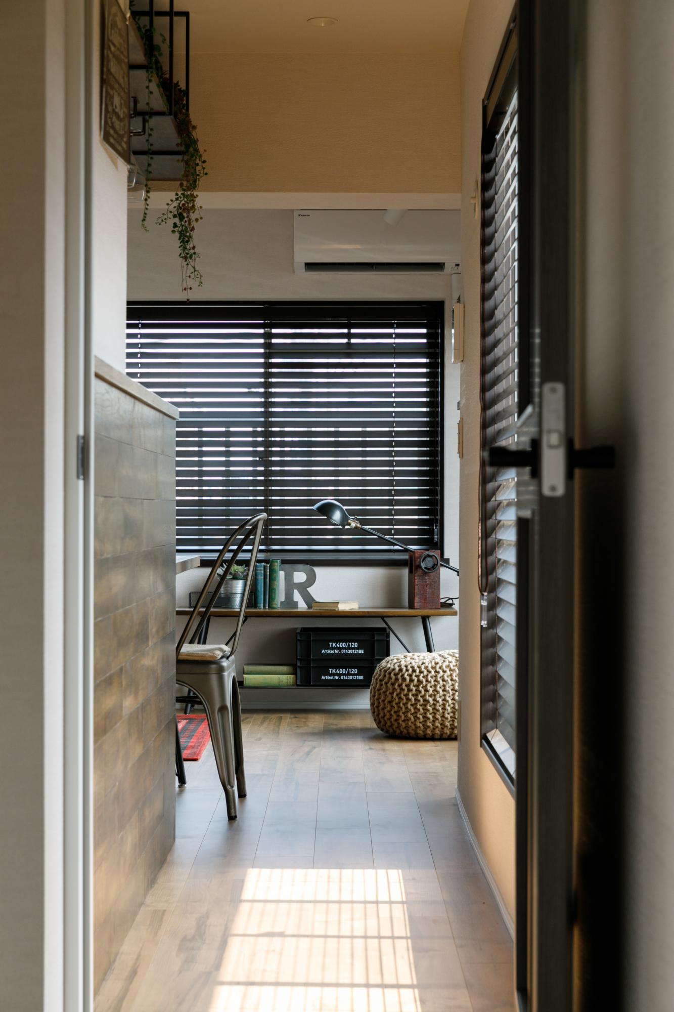 「シンプルな内装に家具・小物と植物でコーデ」の玄関・土間