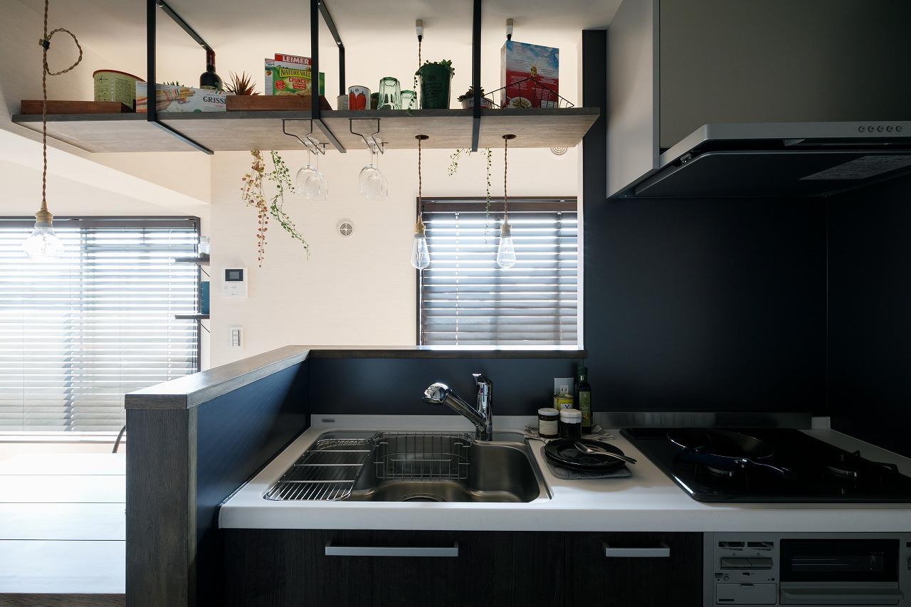 「シンプルな内装に家具・小物と植物でコーデ」のキッチン