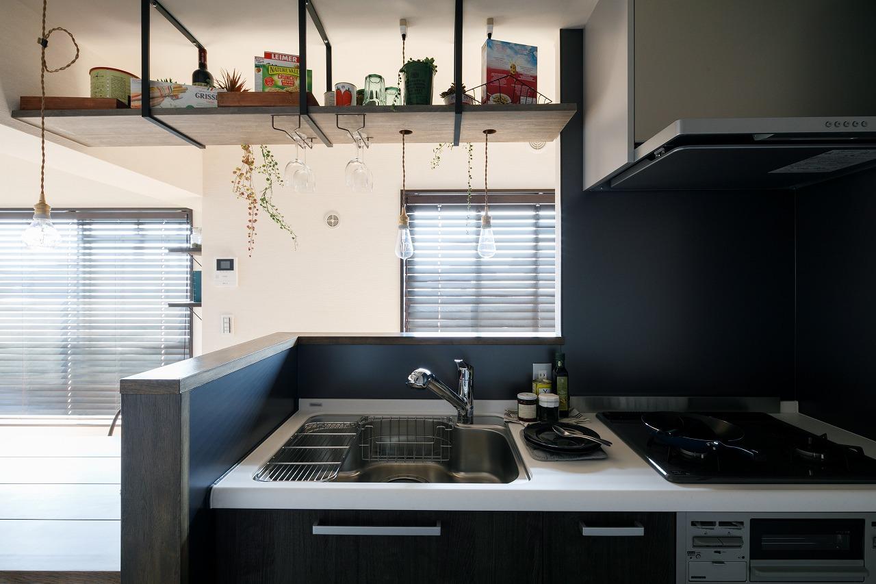 「シンプルな内装に家具・小物と植物でコーデ」のキッチン