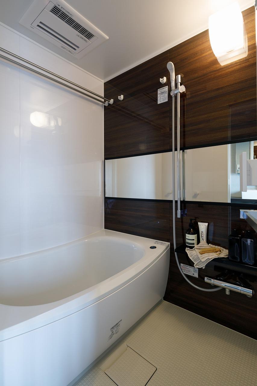 「シンプルな内装に家具・小物と植物でコーデ」のお風呂・洗面所・トイレ