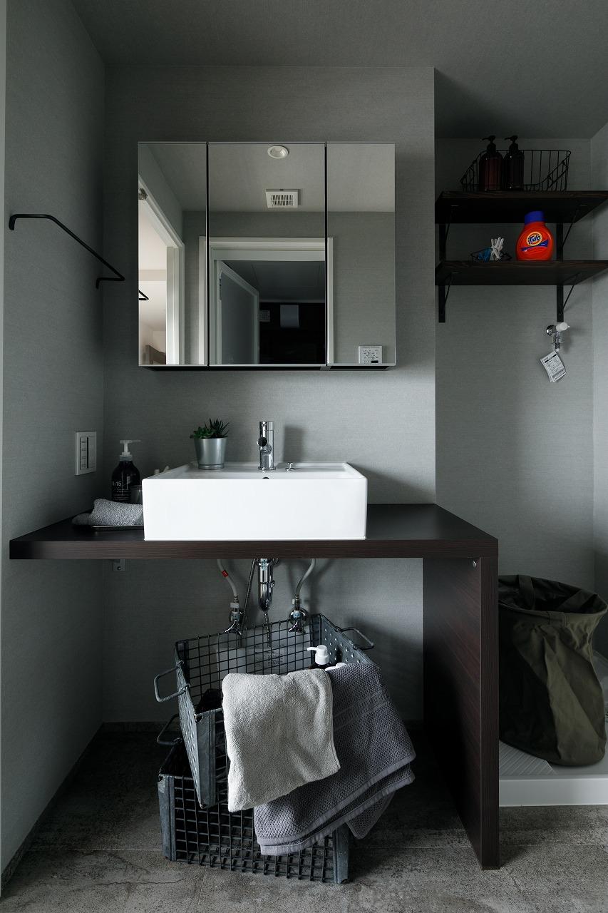 「シンプルな内装に家具・小物と植物でコーデ」のお風呂・洗面所・トイレ