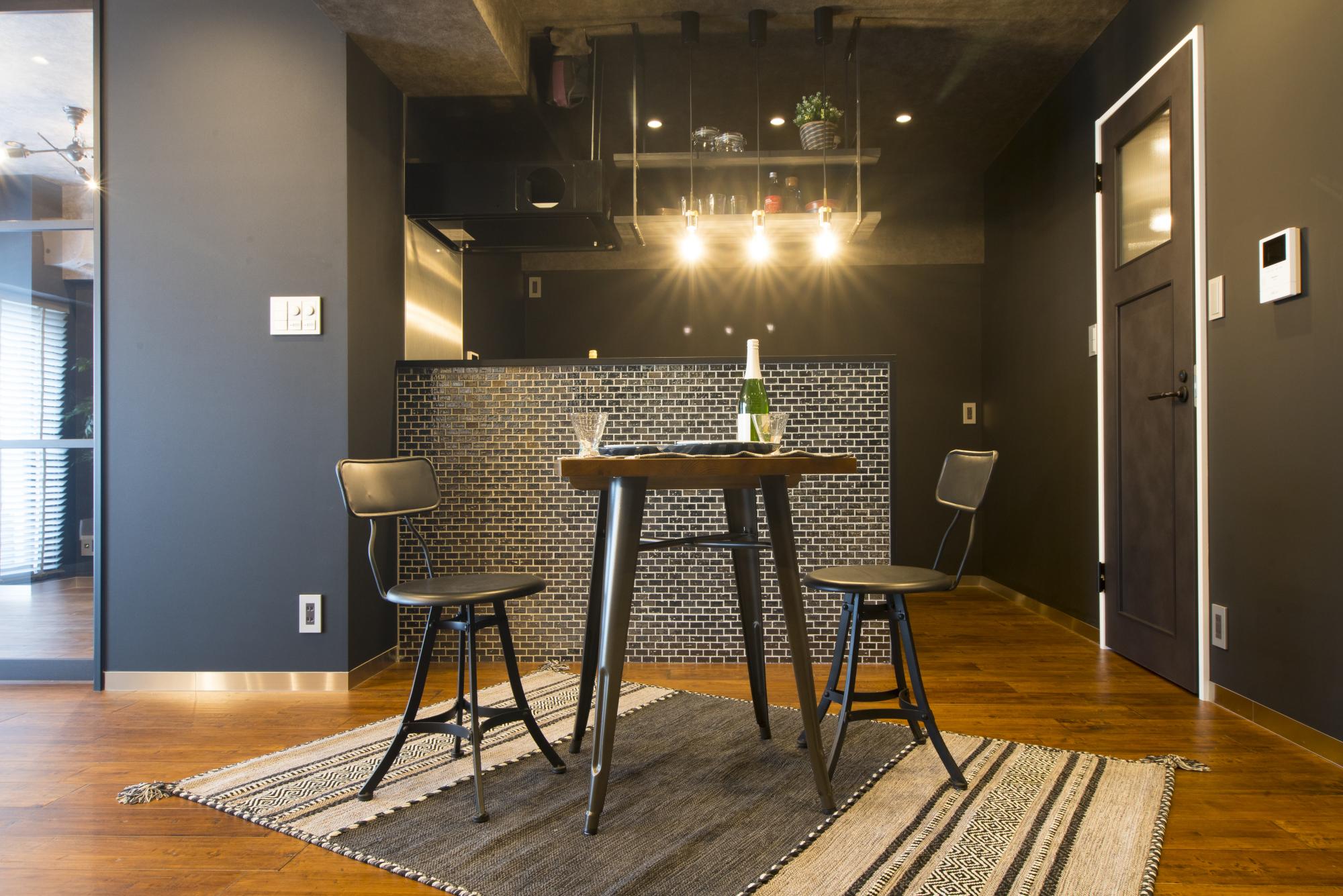 「ビンテージ風の大人な雰囲気」のキッチン