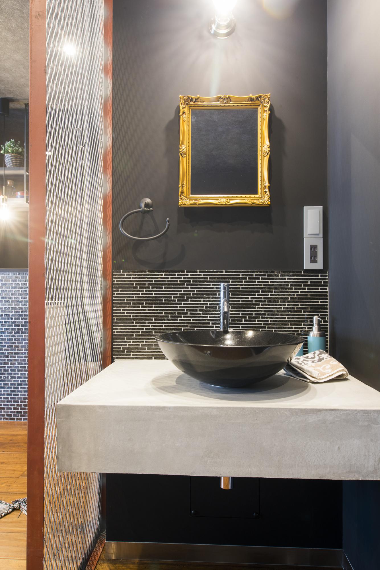 「ビンテージ風の大人な雰囲気」のお風呂・洗面所・トイレ