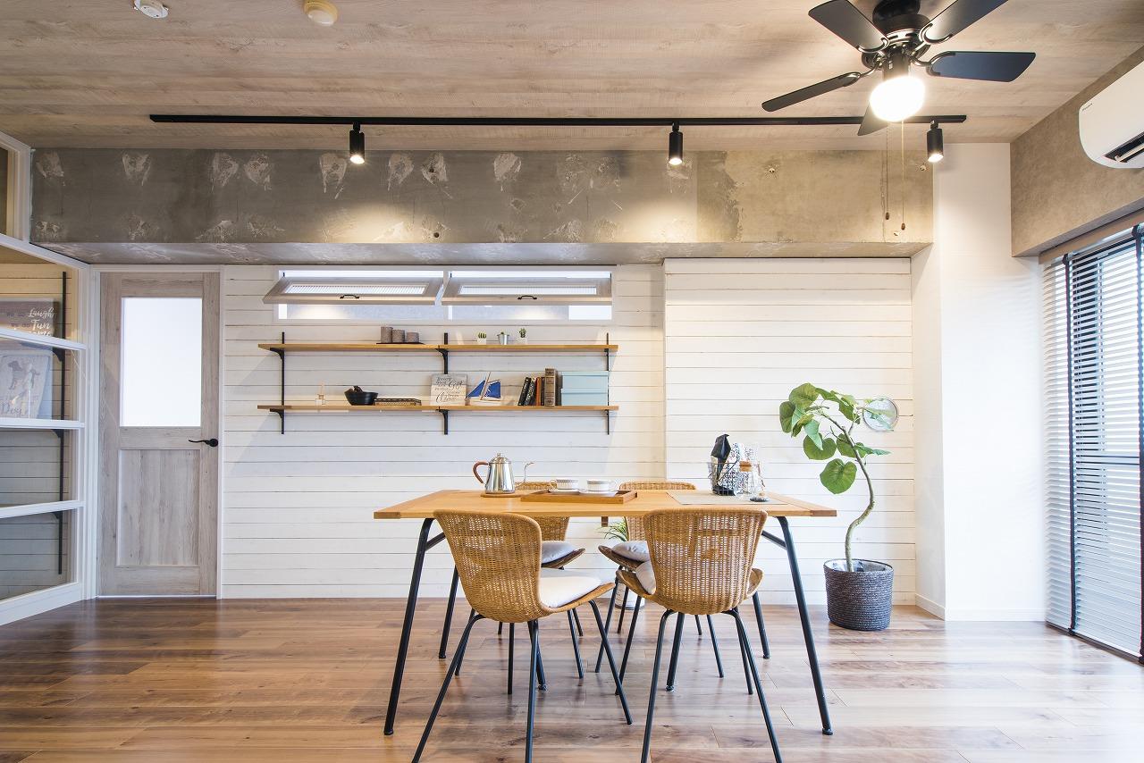 白いペンキ塗りの木壁がさわやか！