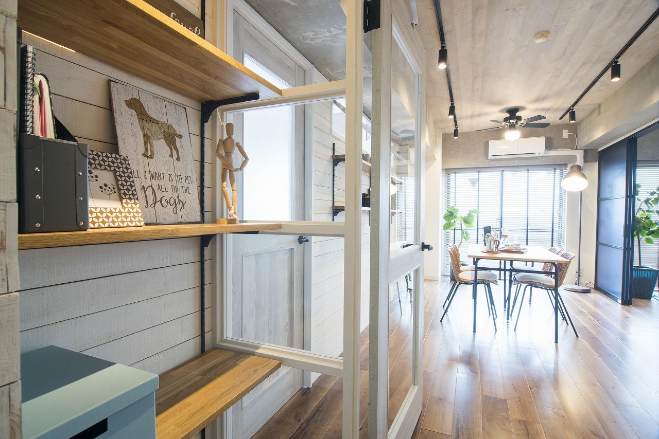 ガラス越しの収納スペース