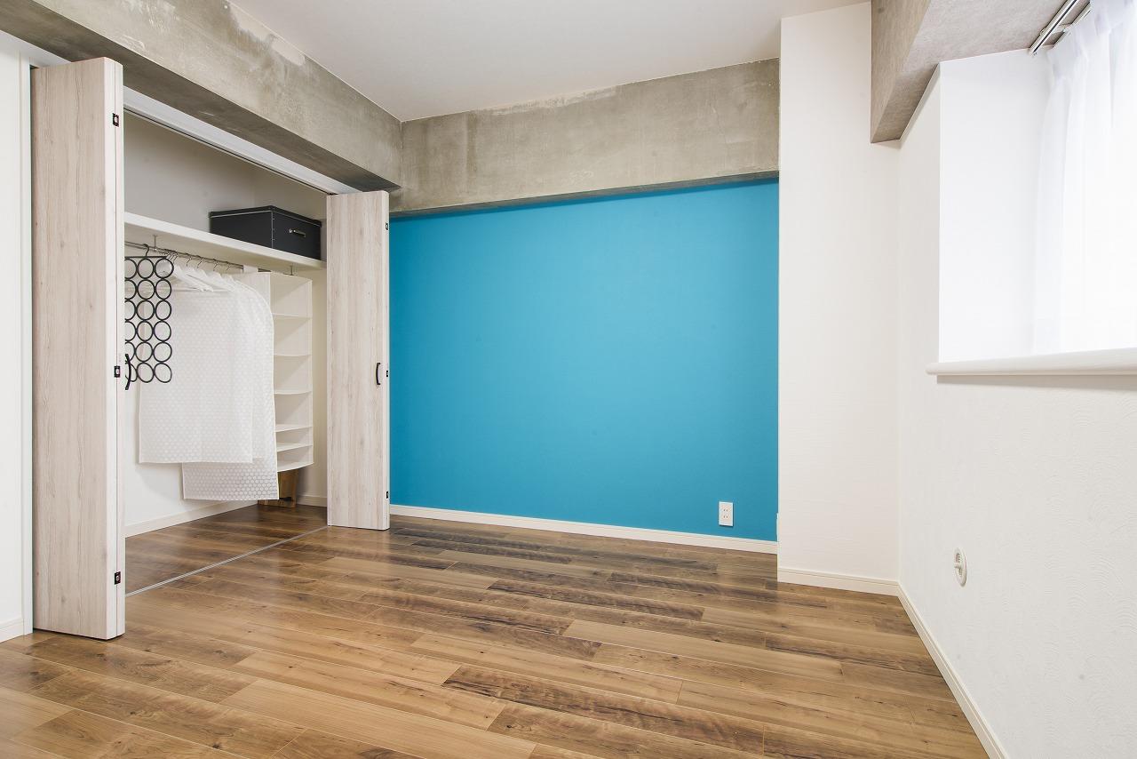 お部屋には収納もしっかり。青色は海をイメージ。