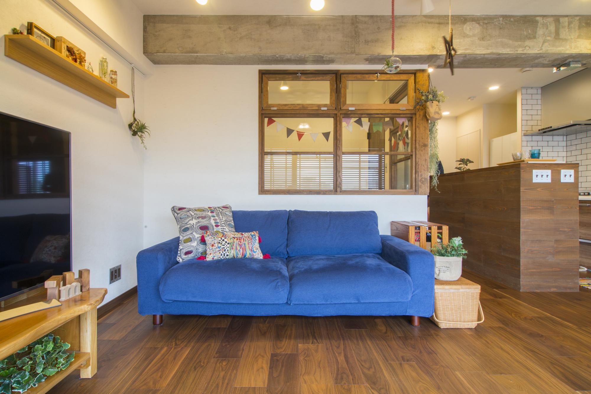 お手持ちの青いソファにあうように