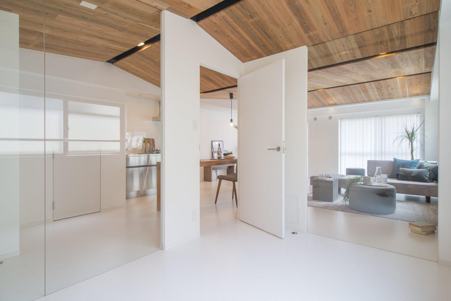 リビングダイニングの天井に無垢板、梁の存在を感じさせない表情のある天井。