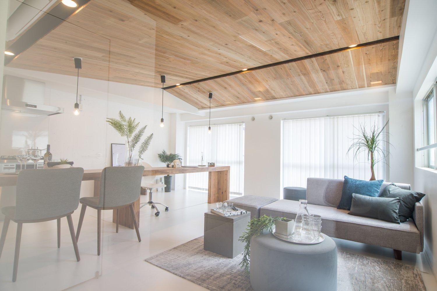 中央に造り付けのテーブルがあります。中央のテーブルはダイニングテーブルとしてだけでなく、料理の作業台やワークスペース、あらゆるシーンで使っていただくことを想定しています。