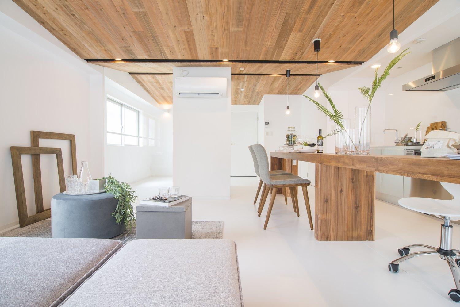 中央のテーブルはダイニングテーブルとしてだけでなく、料理の作業台やワークスペース、あらゆるシーンで使っていただくことを想定しています。