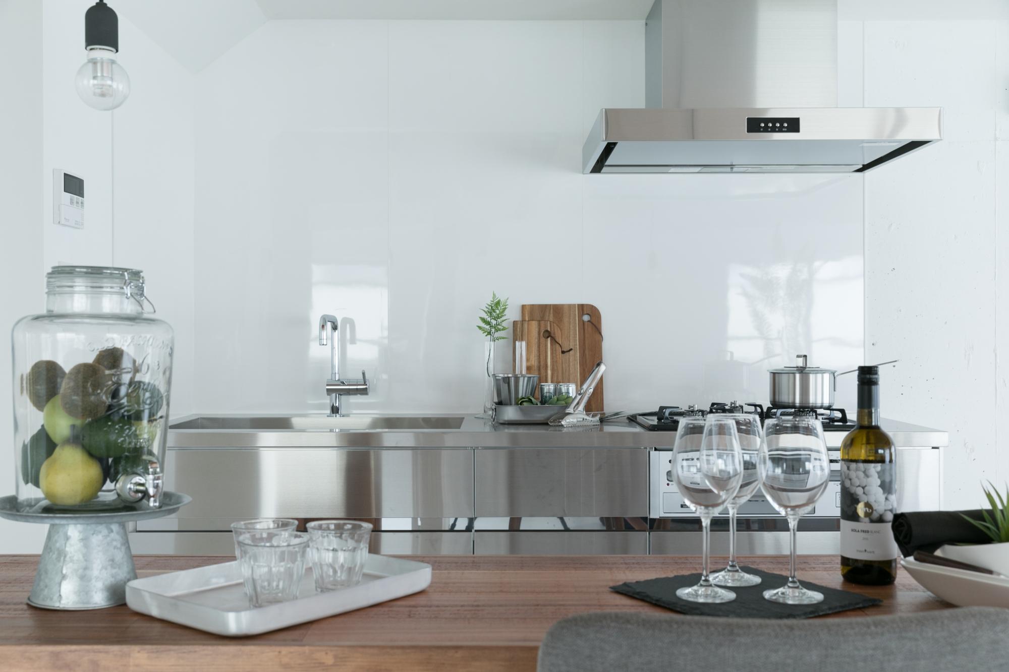 グリル付きの３口コンロと、広いシンクを備えたステンレス製キッチン。料理好きの方でも納得の仕様です。