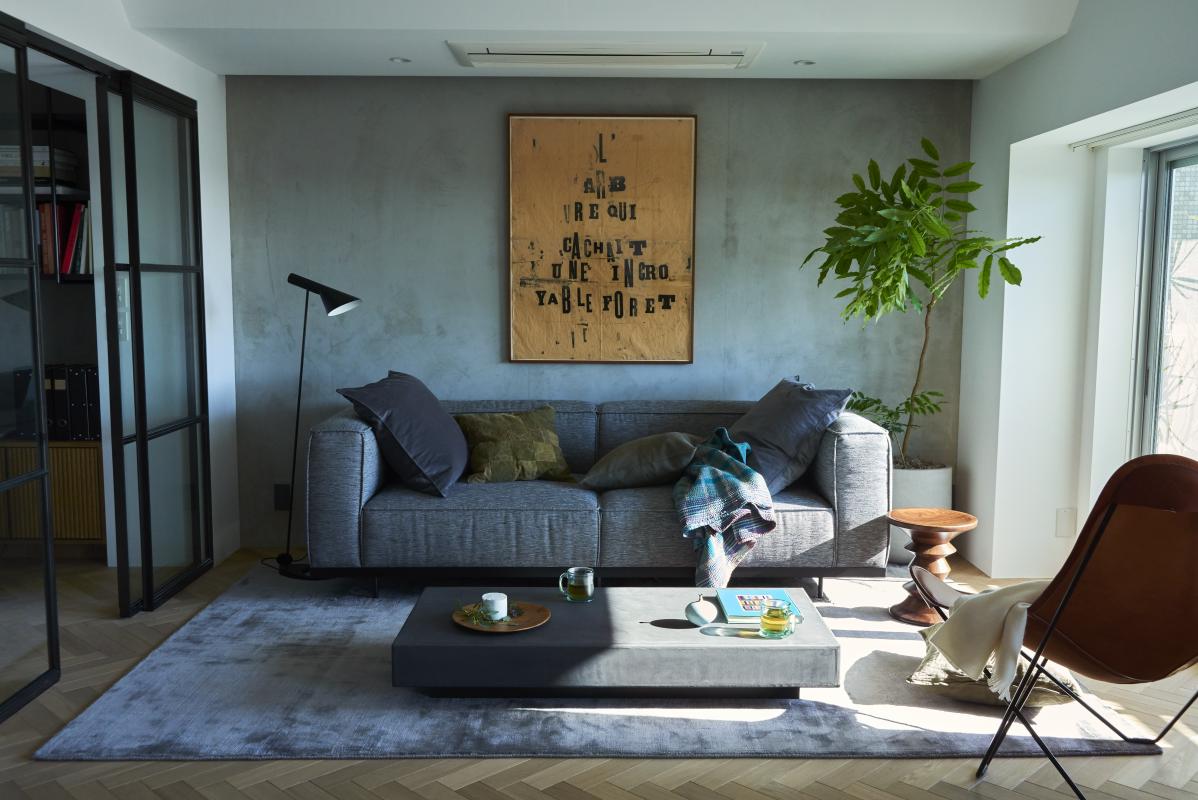 広いリビングにたっぷり陽ざしが差し込む匠な空間を演出