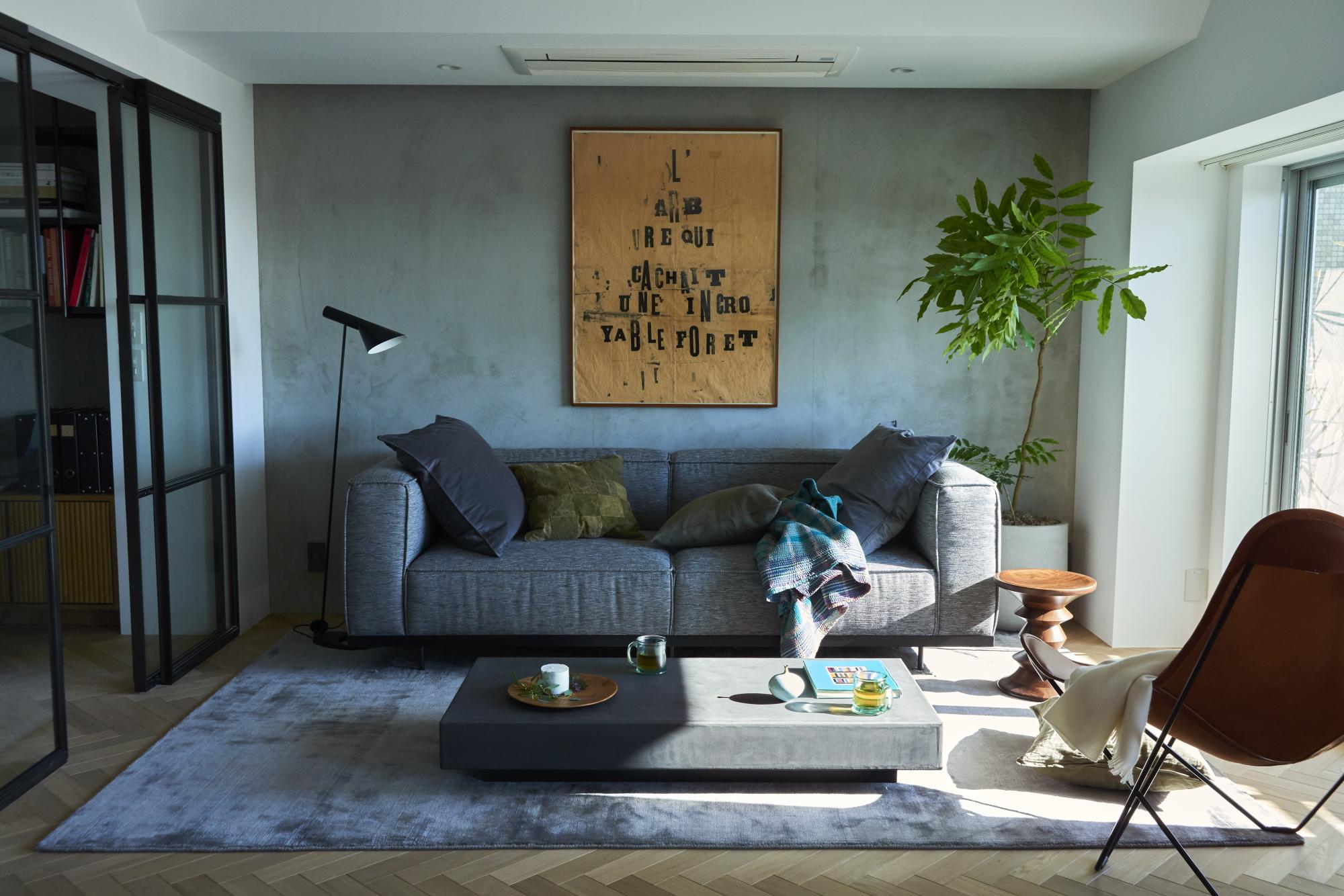 広いリビングにたっぷり陽ざしが差し込む匠な空間を演出