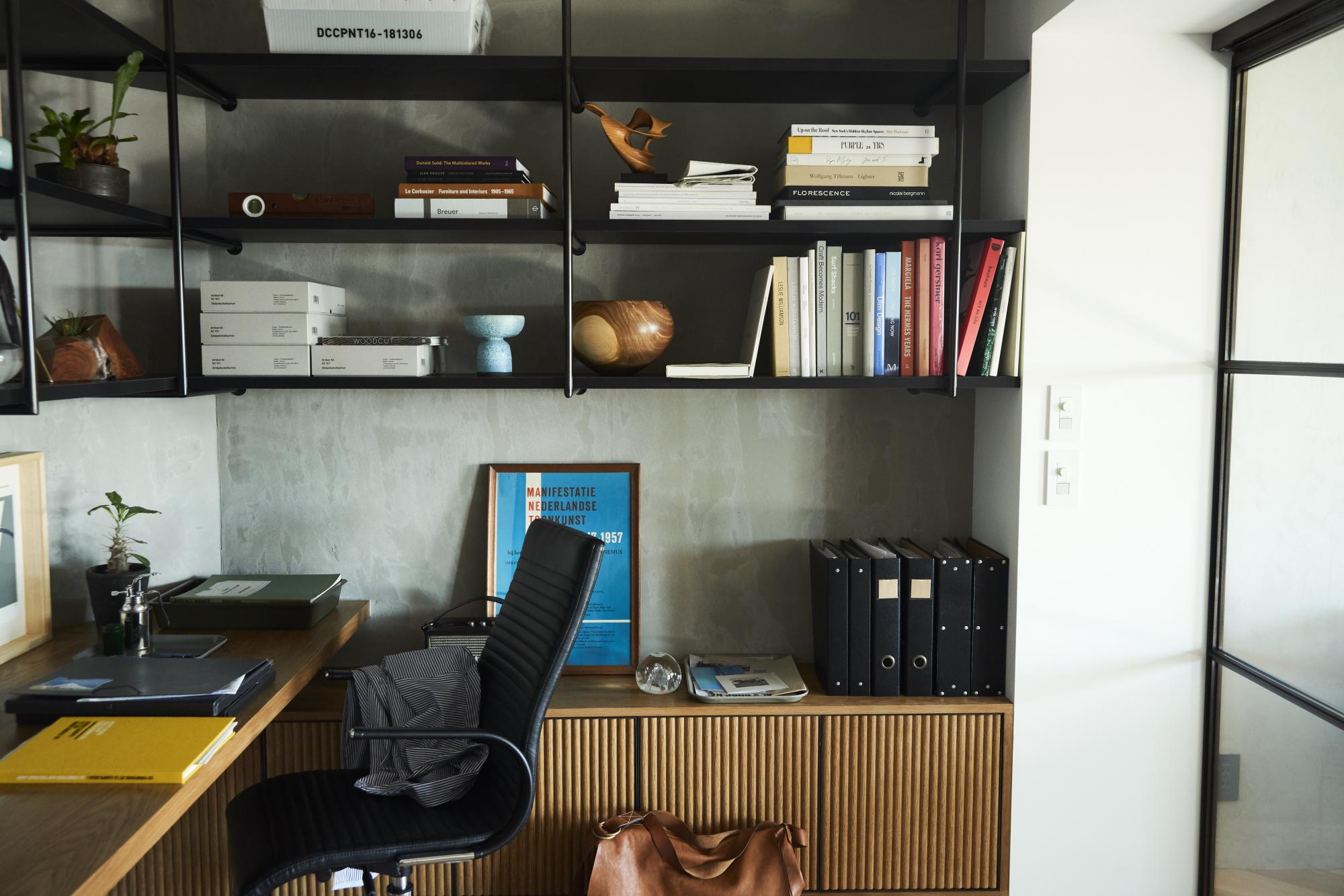 光の届く開放感のある書斎