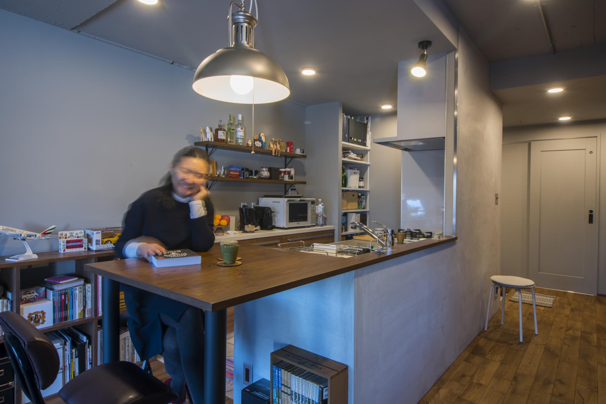 二人ともお酒が好きなので、ワインのストックやお酒に関わるものをまとめ買い、それを収納するパントリーを設けました。また、オープンキッチンにしたことで、調理や後片付けの時も会話ができますし、広々としたスペースを確保したおかげで、2人でキッチンに立っても、圧迫感を感じません。