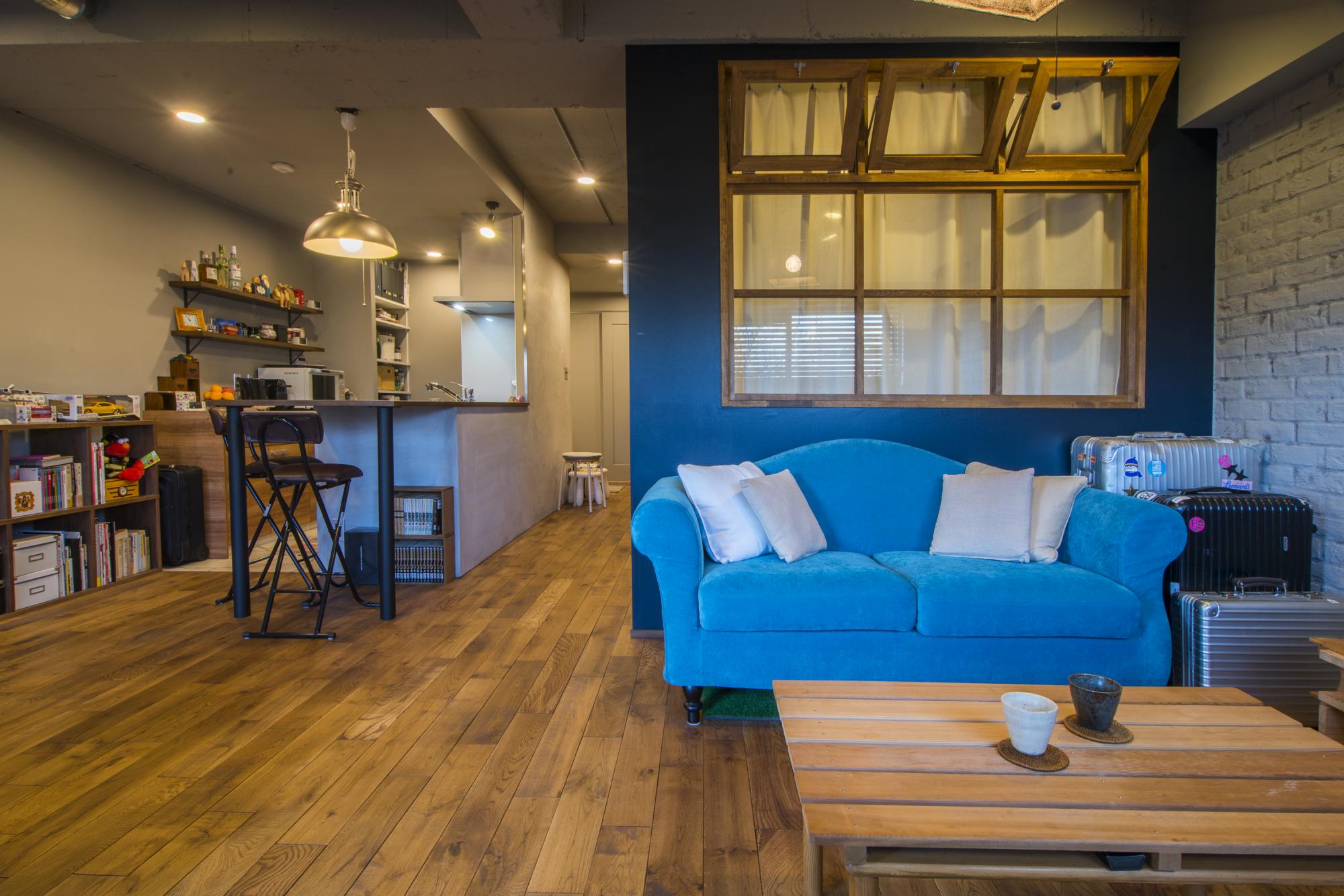 海外在住経験の有るご主人の希望で天井をなるべく高く取りました。もともと、配管などをむき出しにして、インダストリアル感を出したワイルドなイメージの部屋にしたいとのことからインテリアもこだわ