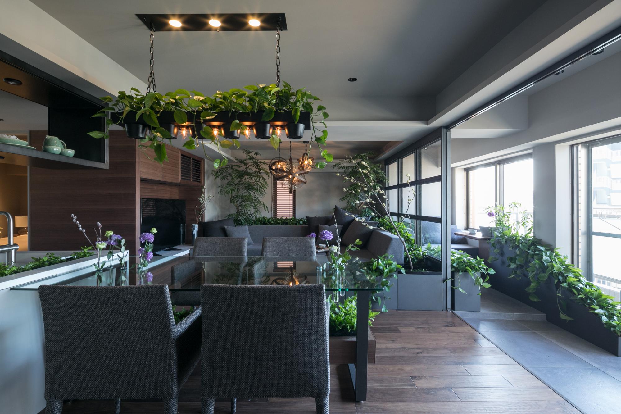 リビングには、GREEN DAYSオリジナルソファーを設置しています。ソファーを植物でぐるりと囲むことによって、公園の木陰で休憩しているような気持ちを感じていただけます。また、「今朝、新芽が出たね」など、グリーンが日々の会話のきっかけづくりになるよう設計しました。