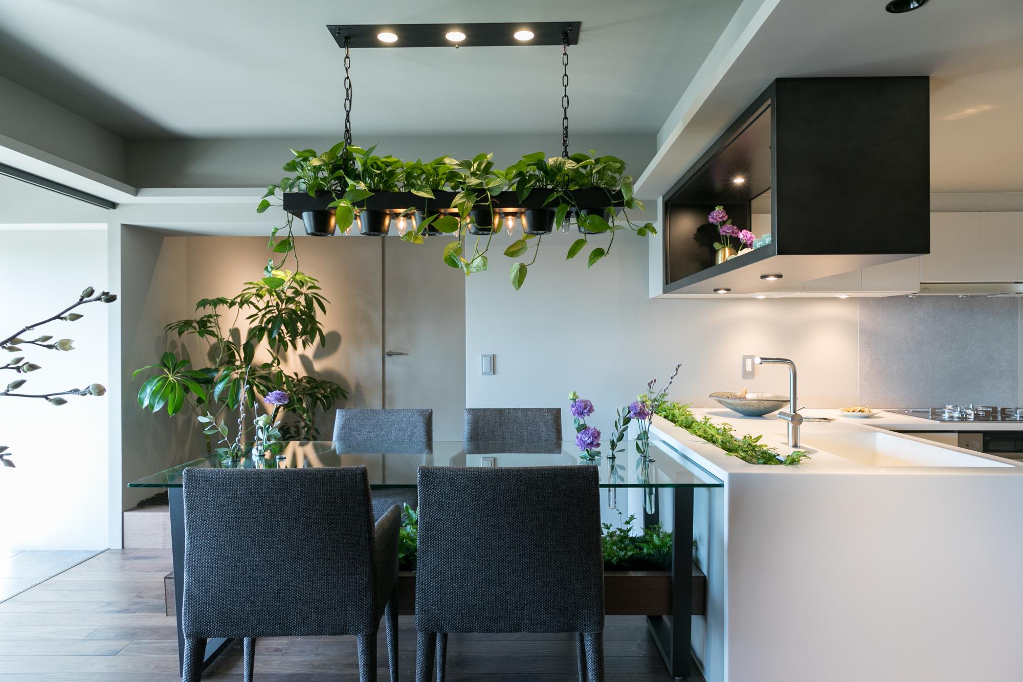 GREEN DAYSオリジナルダイニングテーブルは、テーブルトップのガラス越しに美しいグリーンが広がっています。テラス席や公園で食事をしているかのような気分を　　
味わって頂けます。テーブルトップの鉢に入れる花を変えると、雰囲気ががらりと変わるのも醍醐味です。