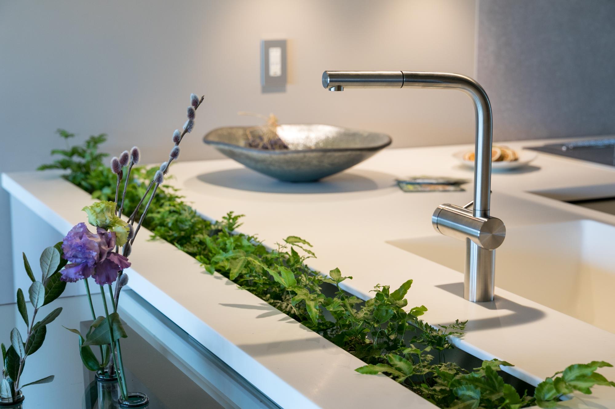 GREEN DAYSオリジナルキッチンには、水耕栽培システムを組み込みました。キッチンでハーブや食用の植物を育て、そのまま料理に使えるなど、手軽に家庭菜園が行えるように設計しています。自分で育てたハーブや野菜はいつもより美味しく感じられるはずです。