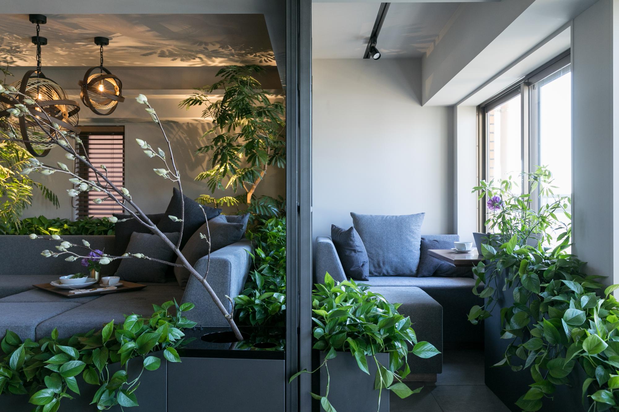 インナーバルコニーを設置し、外の空間と住居をつなぐ日本家屋の「縁側のような空間」を作りました。家の中にいながら「庭でこもれるような感覚」を味わっていただけます。