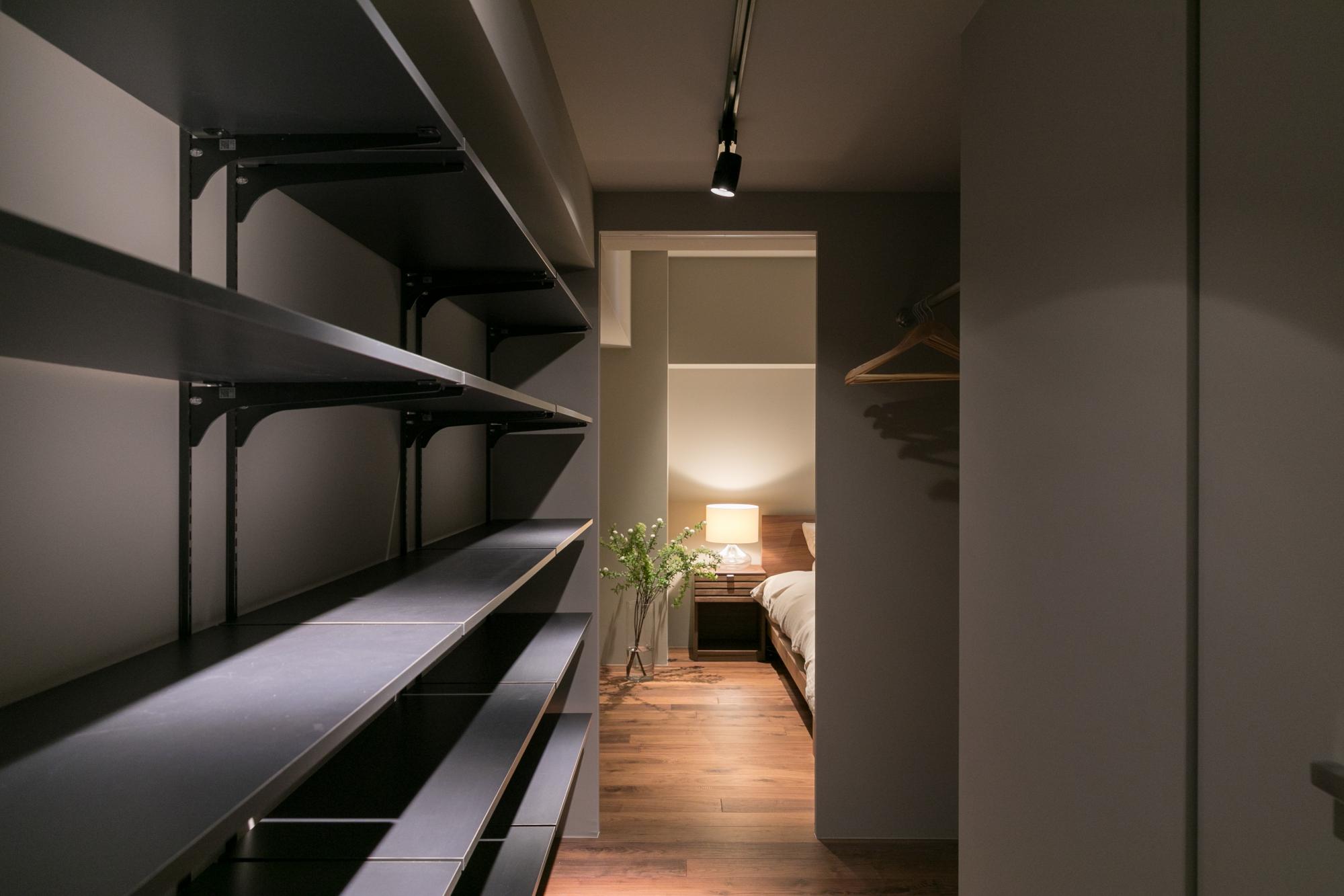 玄関と寝室につながるシューズイン、ウォークインクローゼット