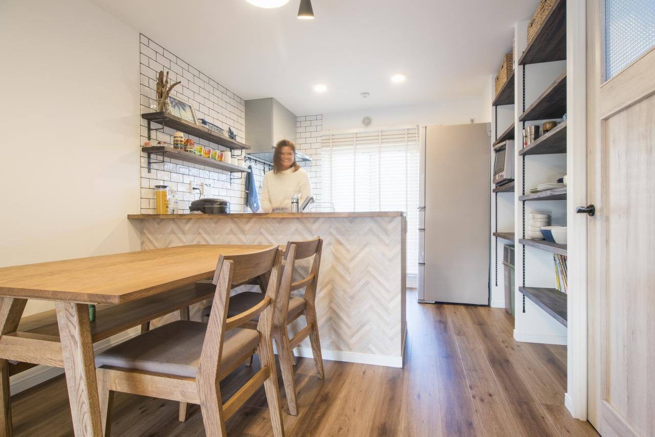 「家族みんなが楽しく暮らせるゆとりの空間を実現させた家」のリビングダイニング