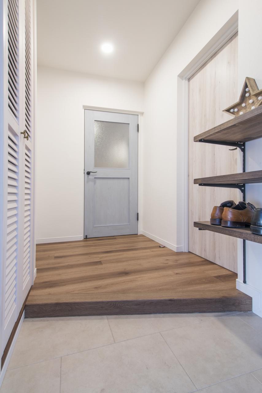 「家族みんなが楽しく暮らせるゆとりの空間を実現させた家」の玄関・土間