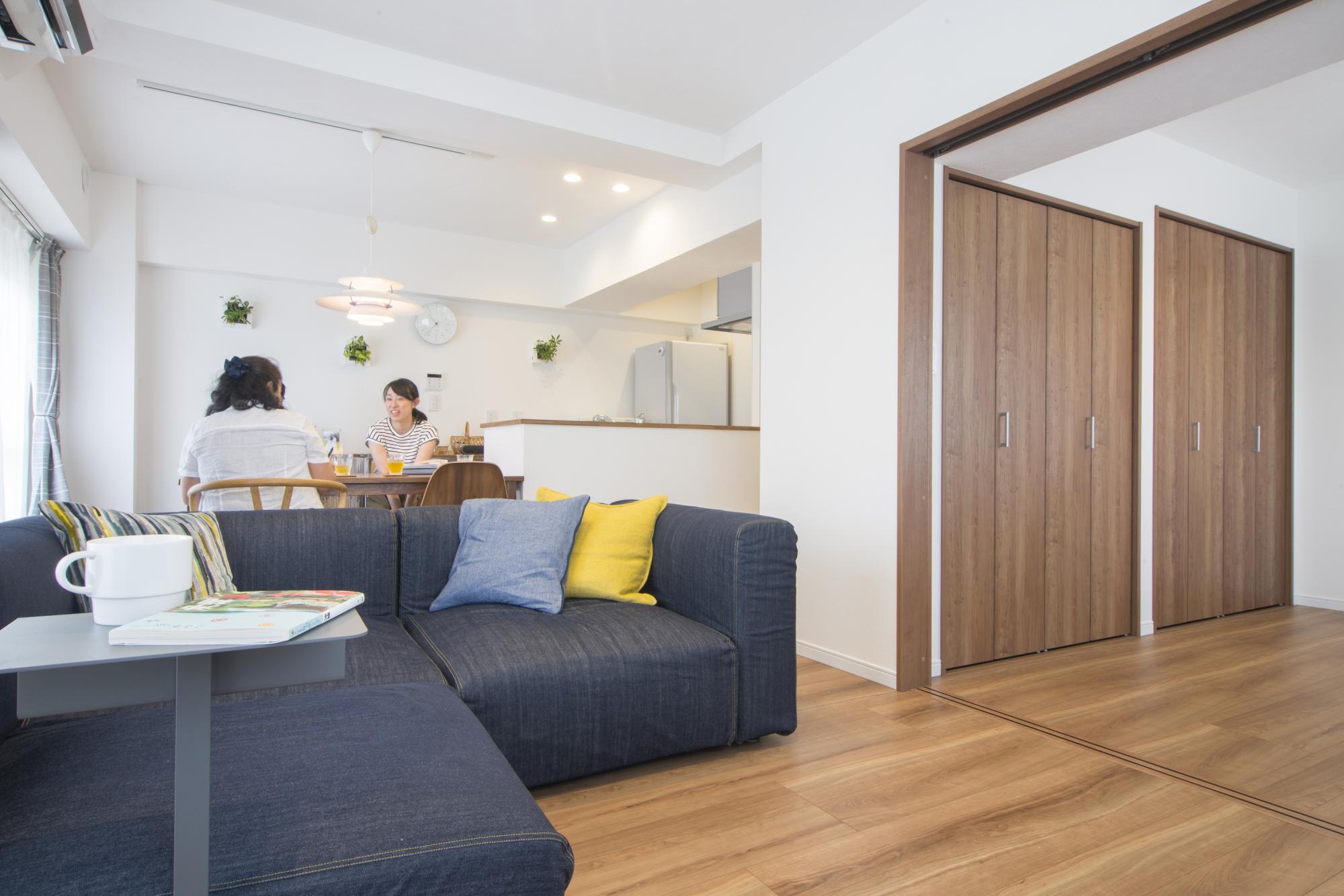 「立地重視で選んだ物件。最新設備を取り入れ、快適に暮らす。」のリビングダイニング