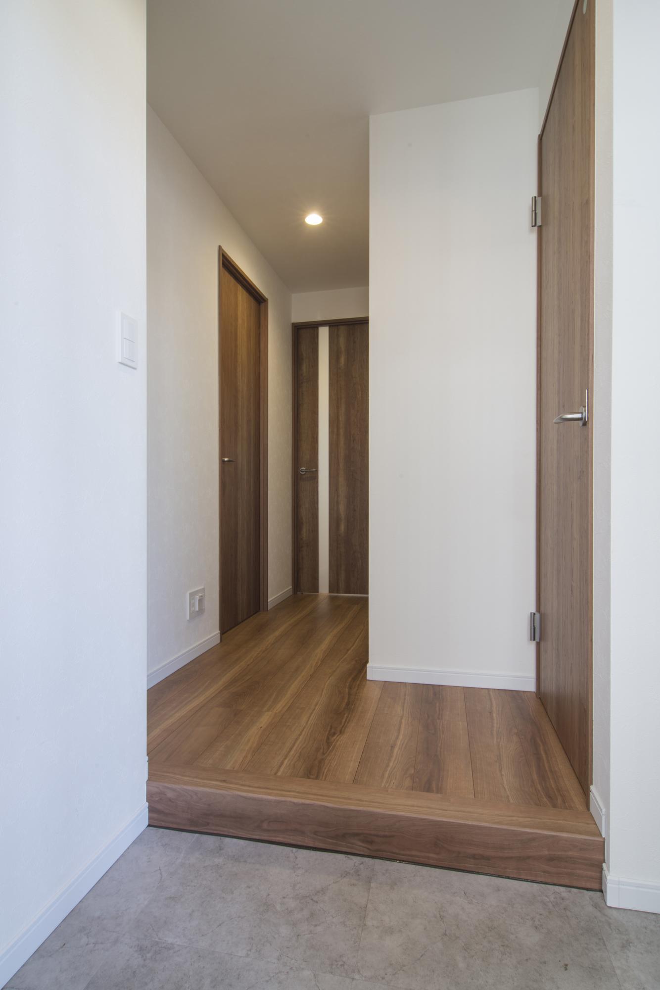 「立地重視で選んだ物件。最新設備を取り入れ、快適に暮らす。」の玄関・土間