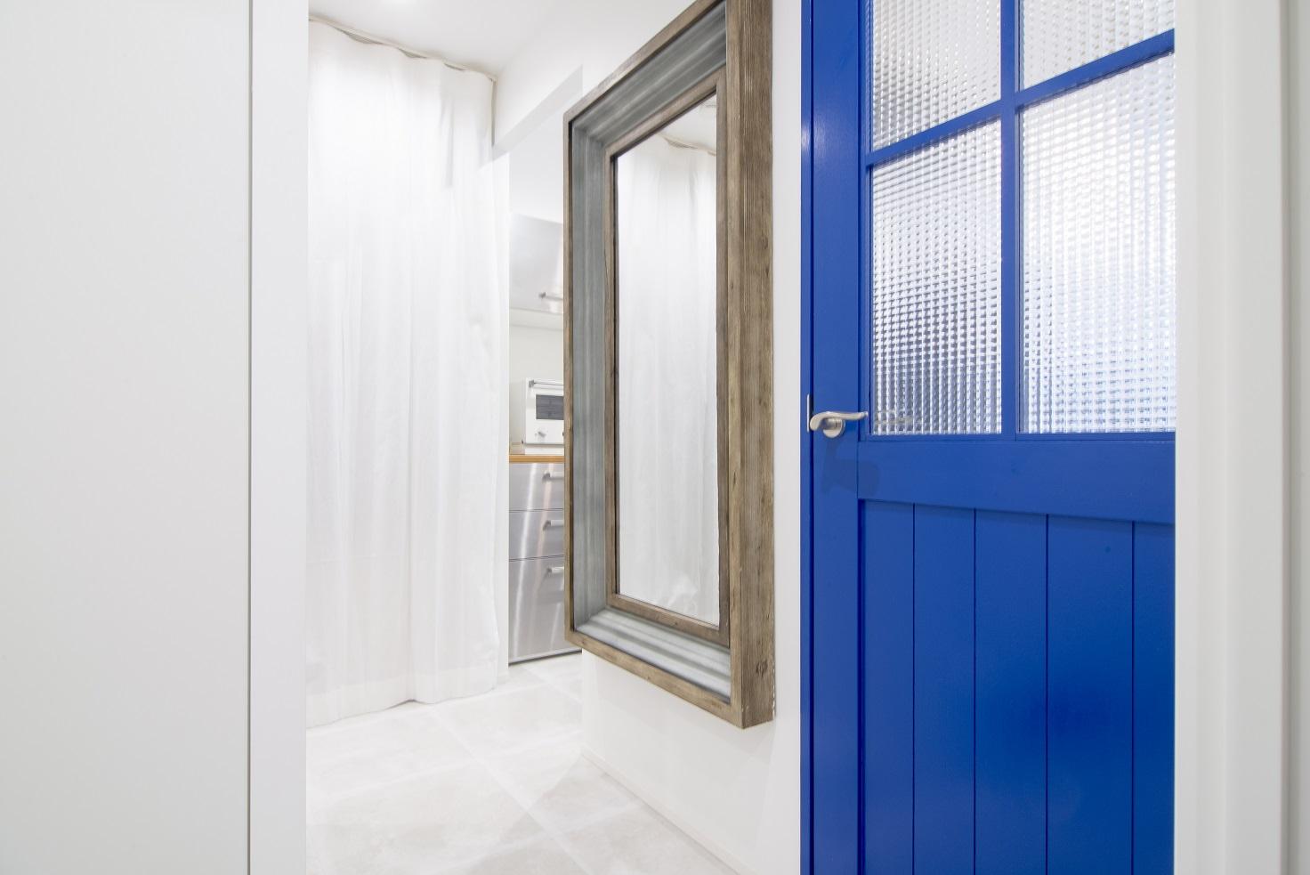 「駅近物件を自分たち好みにリノベーション」の廊下