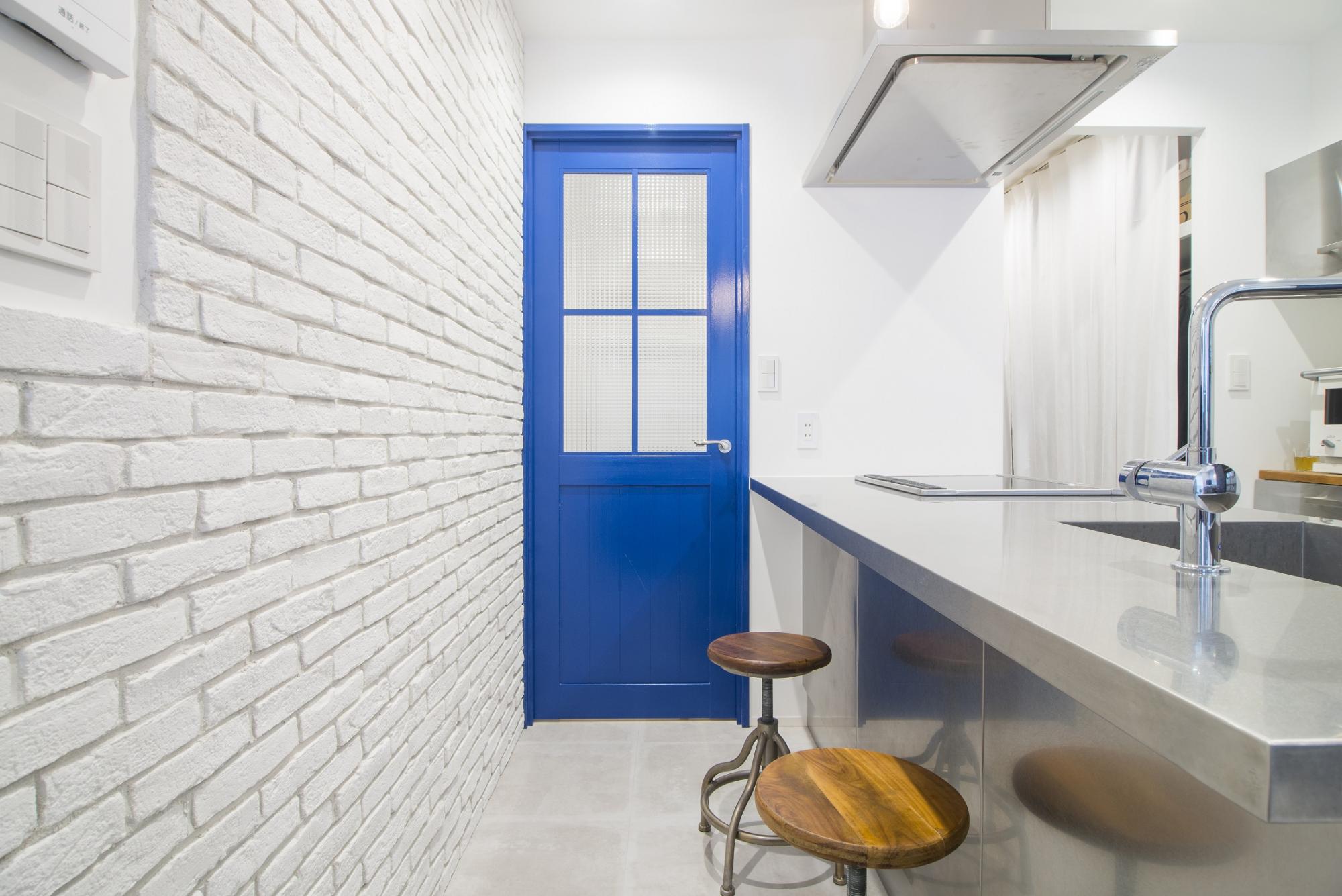 「駅近物件を自分たち好みにリノベーション」のキッチン