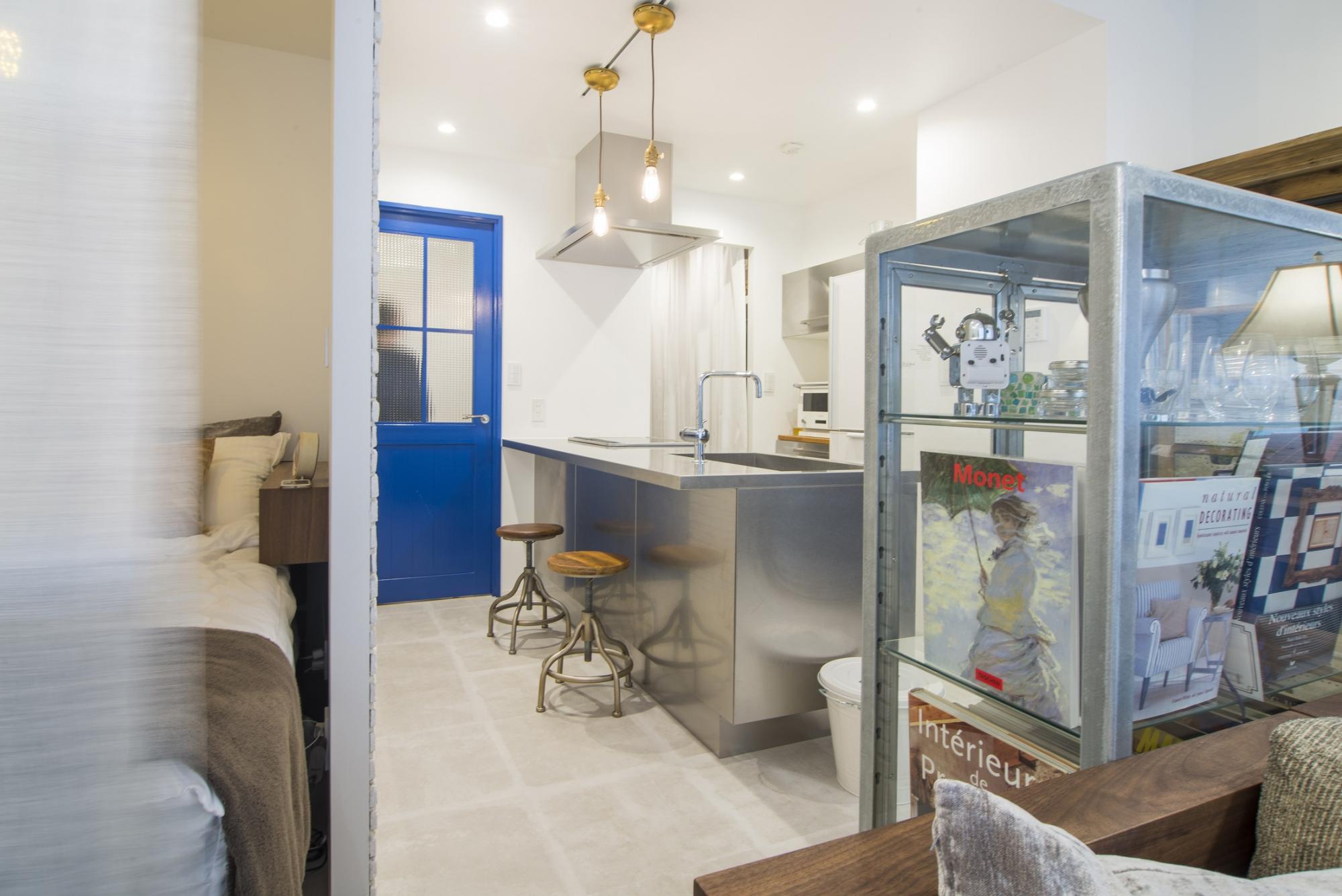 「駅近物件を自分たち好みにリノベーション」のキッチン