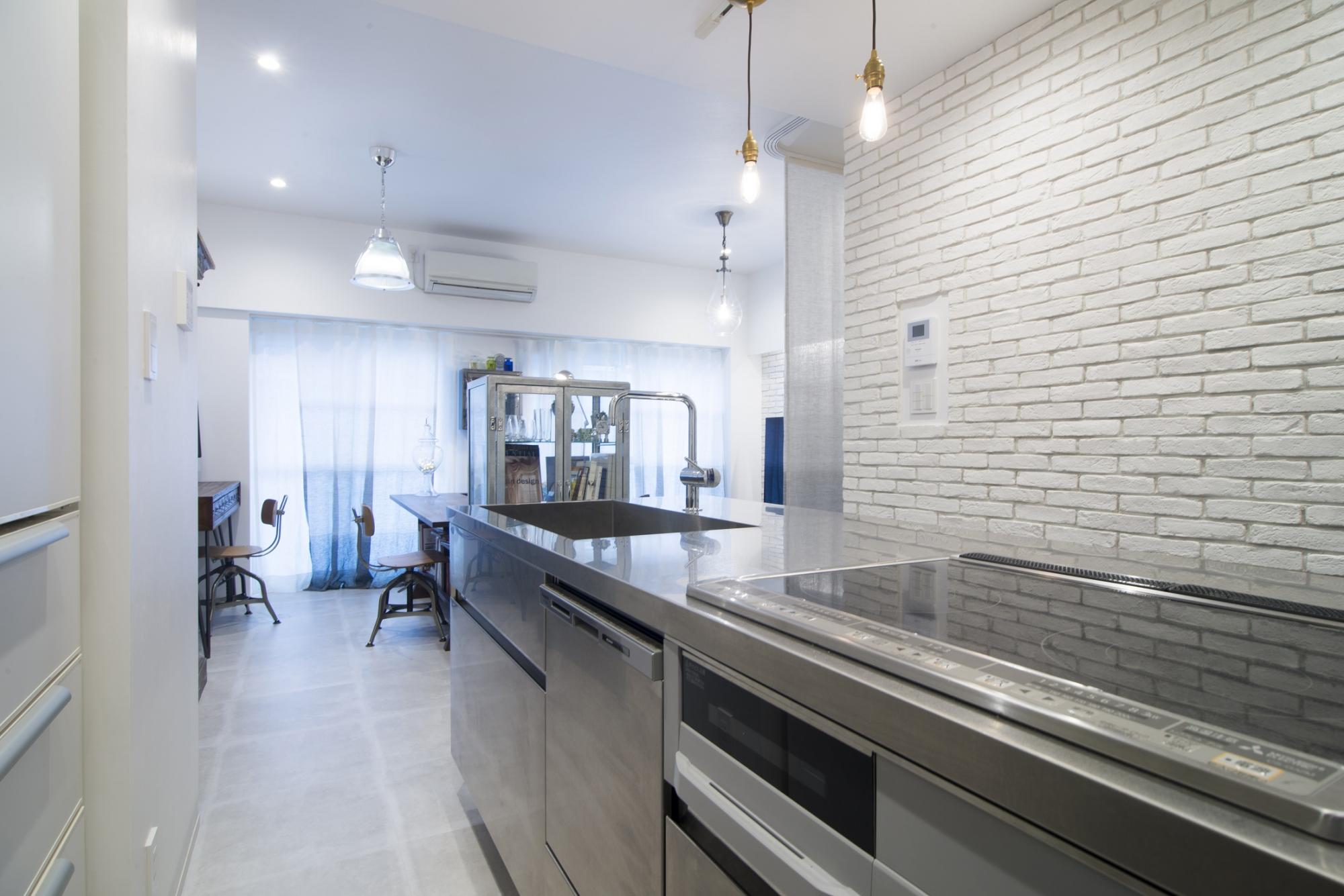 「駅近物件を自分たち好みにリノベーション」のキッチン