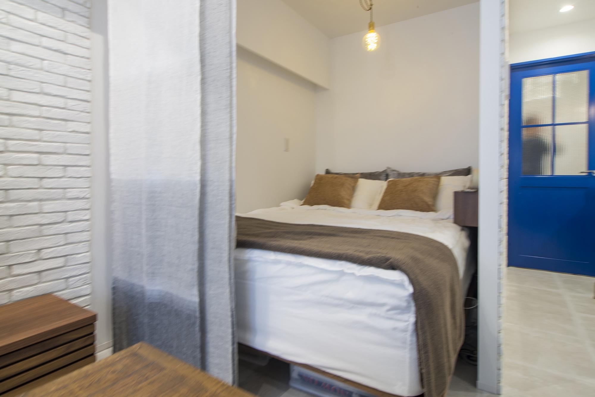 「駅近物件を自分たち好みにリノベーション」の寝室