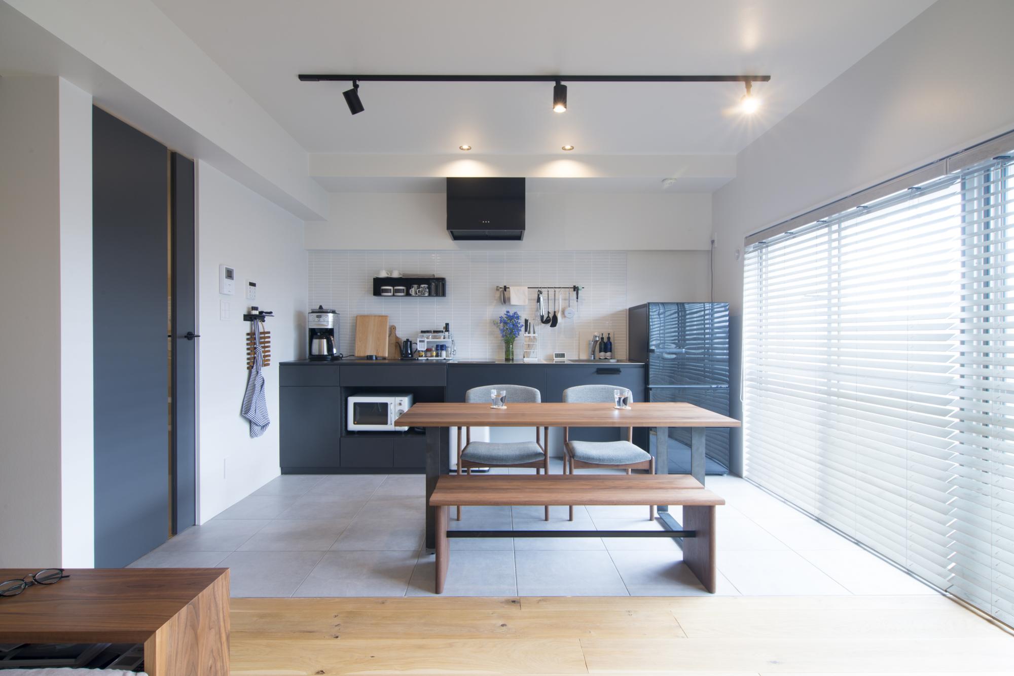 「質感と素材にこだわった家」のリビングダイニング