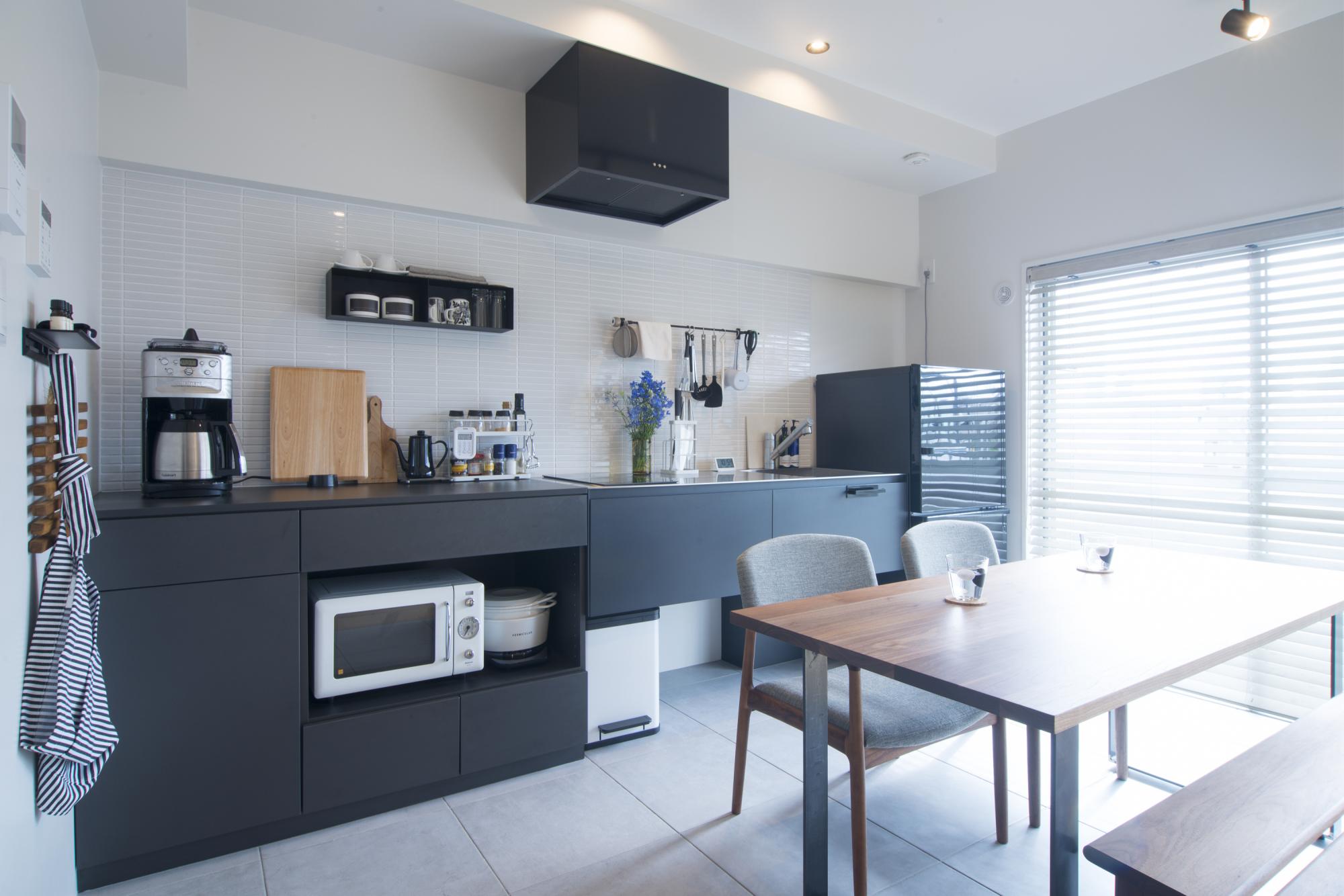 「質感と素材にこだわった家」のキッチン