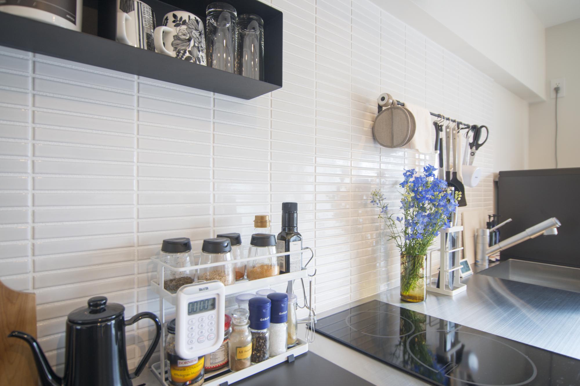 「質感と素材にこだわった家」のキッチン