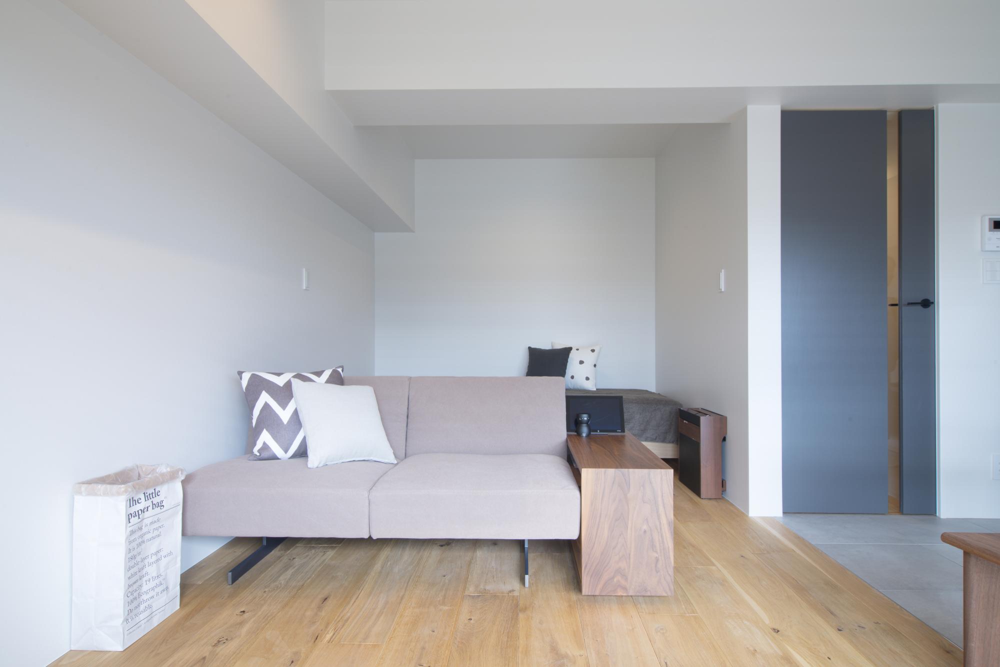 「質感と素材にこだわった家」の寝室