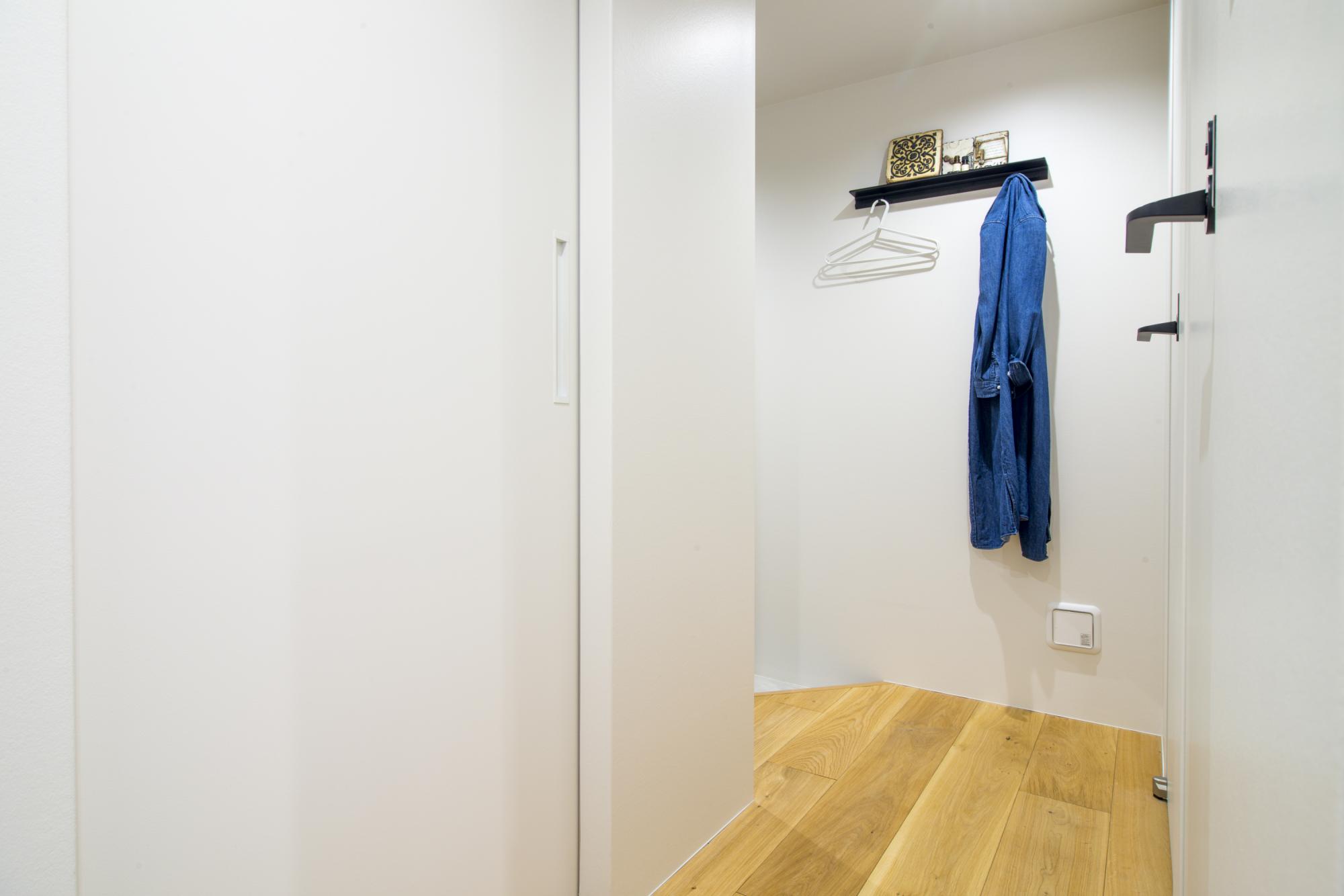 「質感と素材にこだわった家」の玄関・土間