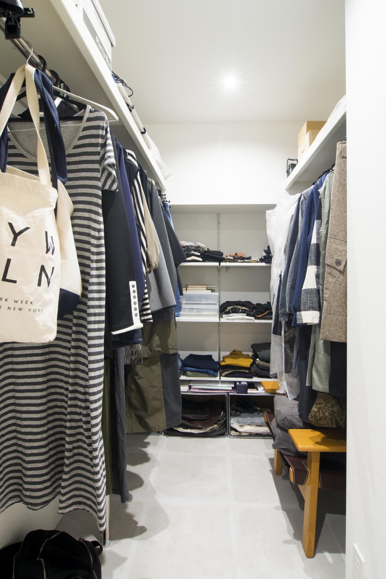 「質感と素材にこだわった家」の収納・クローゼット