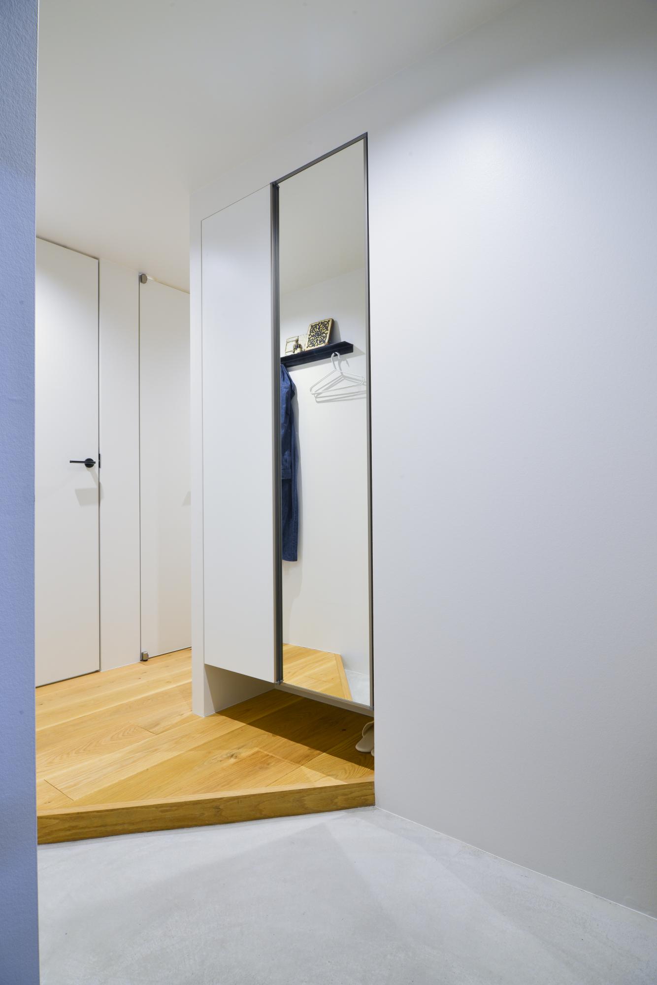 「質感と素材にこだわった家」の玄関・土間