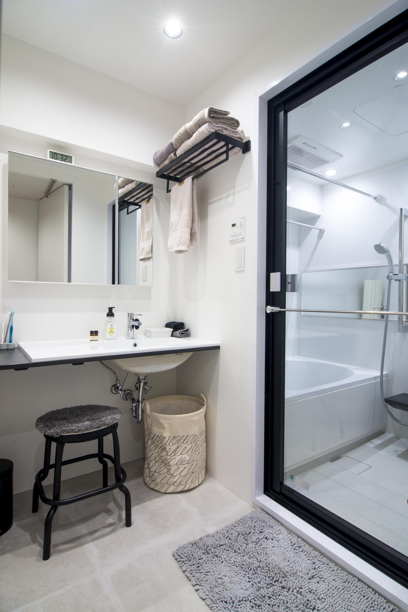 「質感と素材にこだわった家」のお風呂・洗面所・トイレ