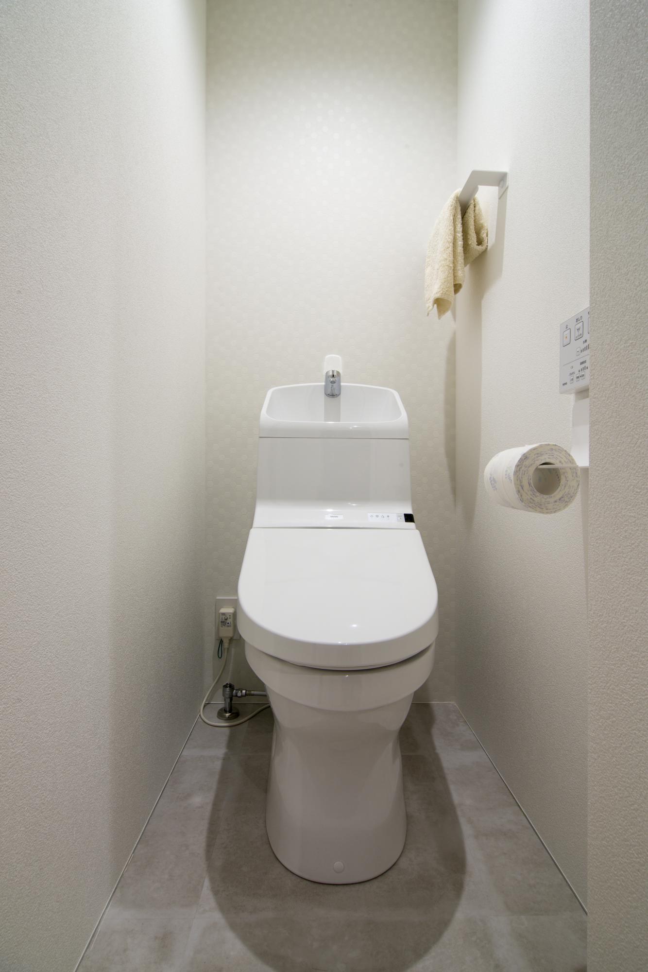 「質感と素材にこだわった家」のお風呂・洗面所・トイレ