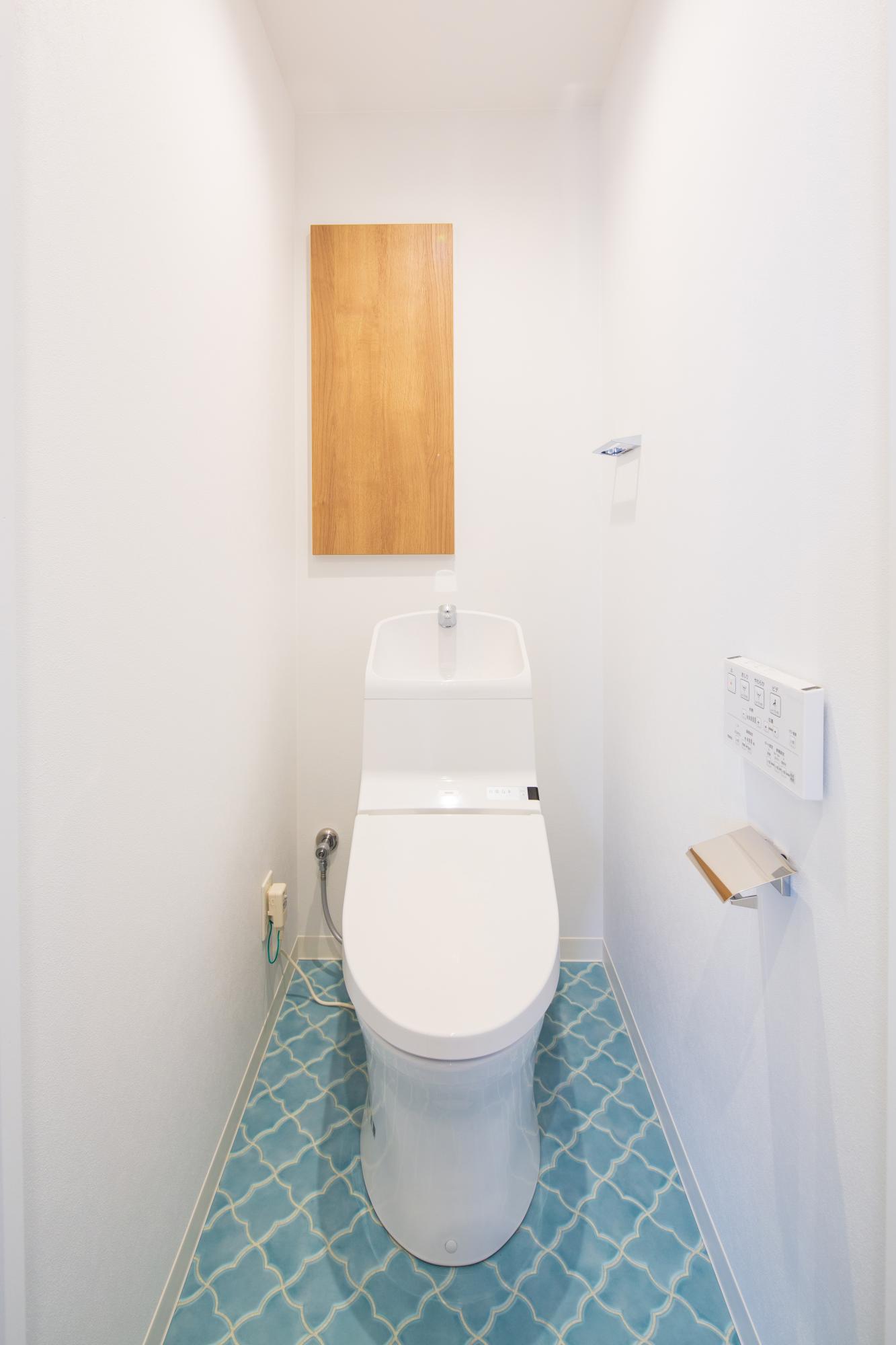 柄タイルやリビングの船舶照明などもリゾート感のあるブルーを使用し空間に一体感を作っています。