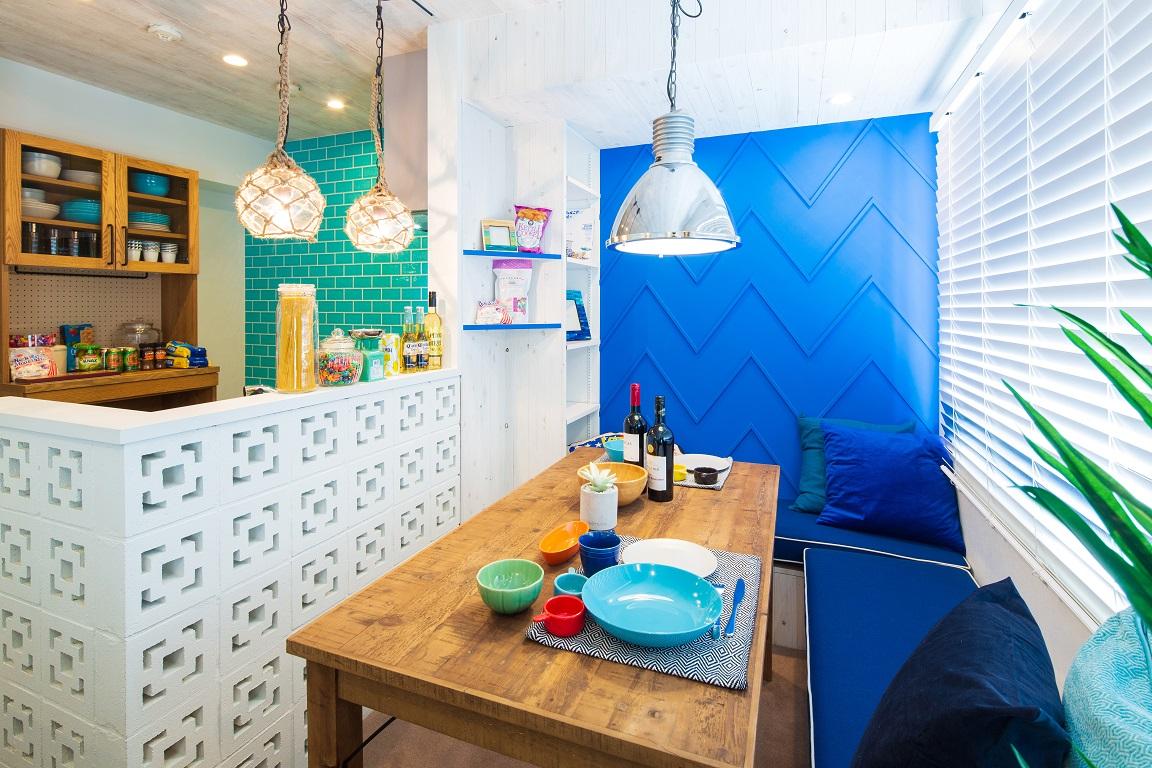 シェブロン張りの壁の青につつまれる、こもれるデイベッドコーナー