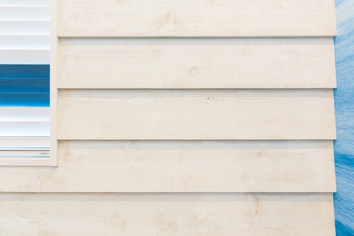 カリフォルニアの住宅で人気のラップサイディングを室内に取り入れました