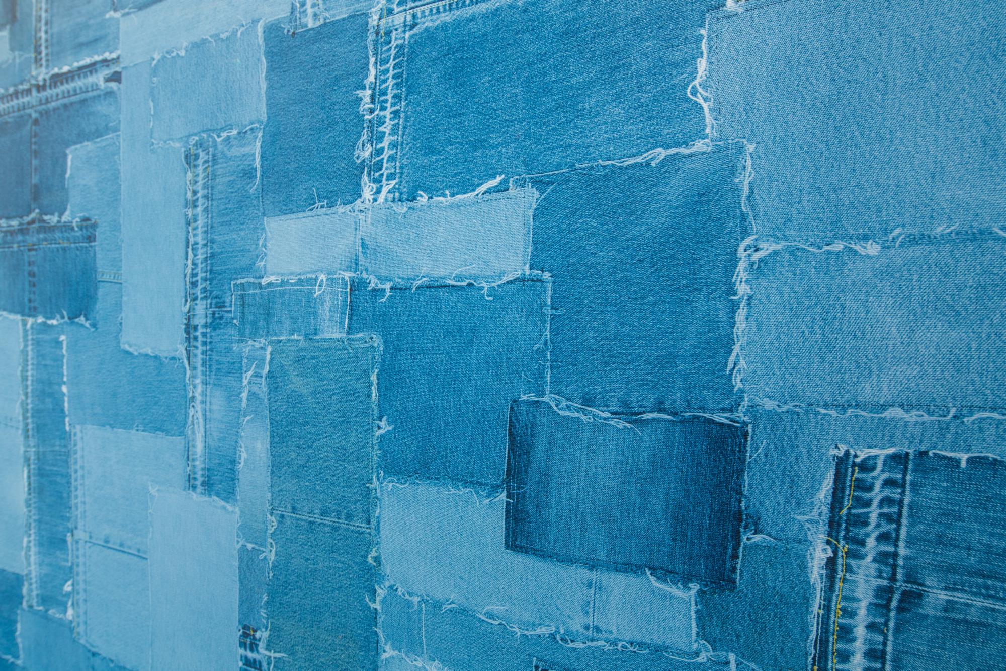 白いTシャツとデニムでゆったりとした時を過ごすカリフォルニアスタイルをイメージ