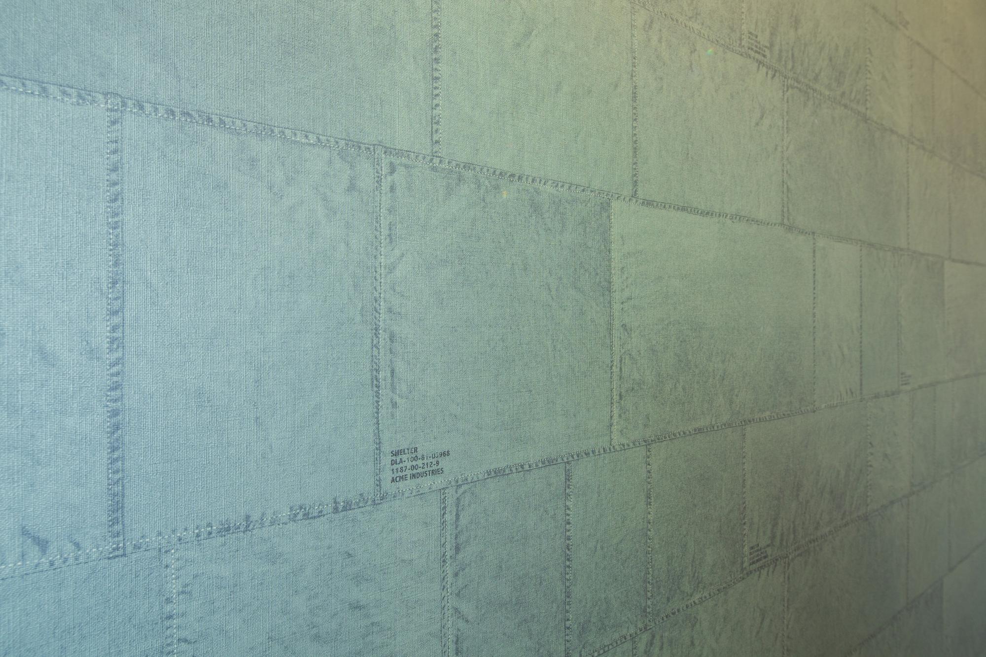 デニム柄のクロスが個室のアクセント