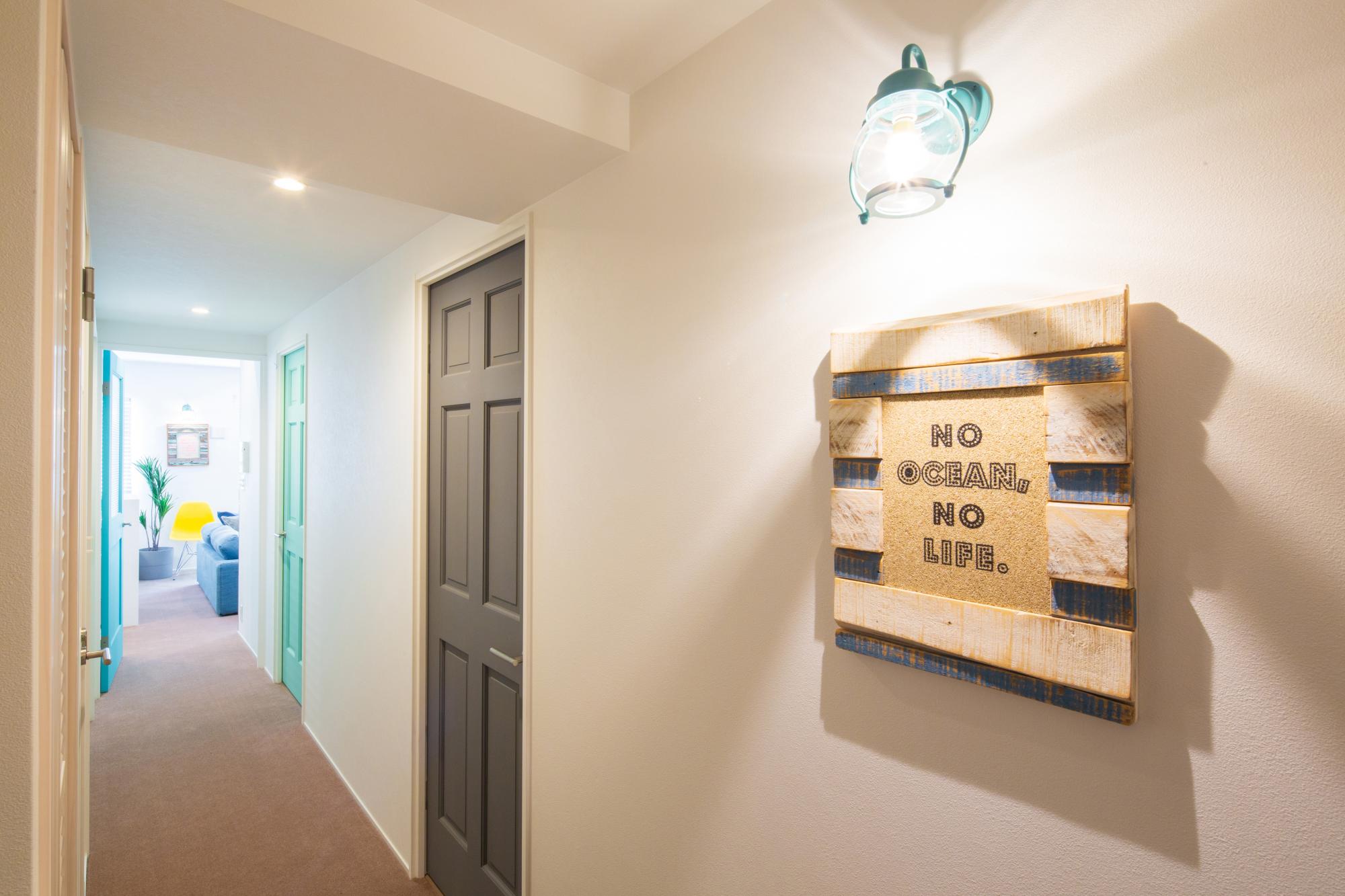 船舶照明を取り付け、壁面と小物を優しく照らし普段の生活を彩ります。